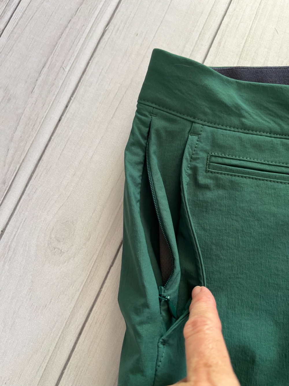 New Men’s J. Crew green 7” tech golf performance short. Size 31” - Picture 9 of 14
